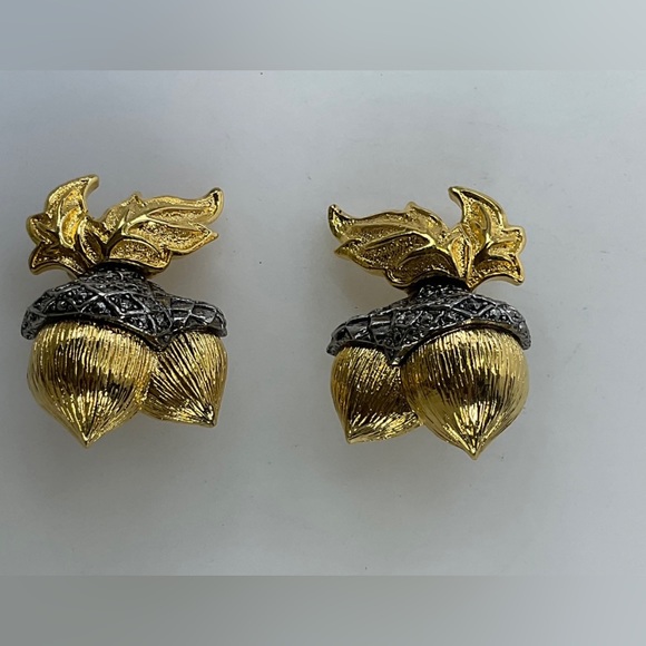 Vintage hazelnut clip on earrings - Picture 3 of 3